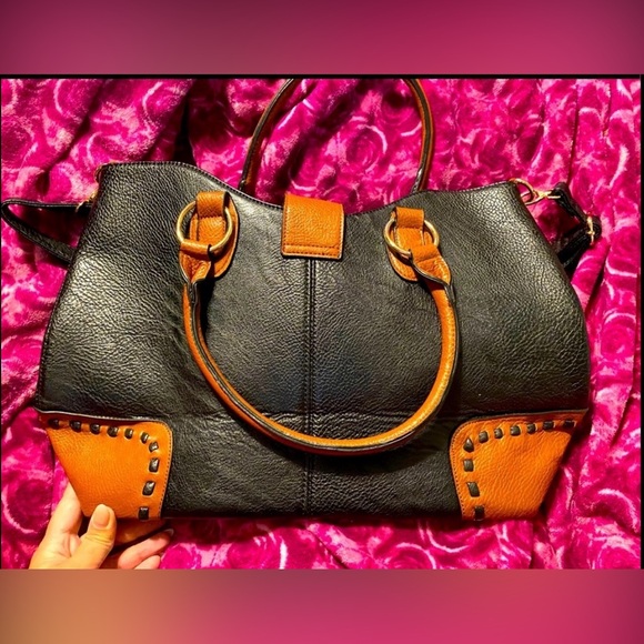 Scarleton Handbags - 𝐵𝓁𝒶𝒸𝓀 & 𝐵𝓇𝑜𝓌𝓃 𝒫𝓊𝓇𝓈𝑒 𝒩𝒲𝒪𝒯